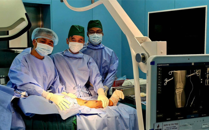 Ê-kíp bác sĩ luân phiên thực hiện nhiệm vụ của TPHCM ở Côn Đảo cứu sống bệnh nhân chấn thương nặng