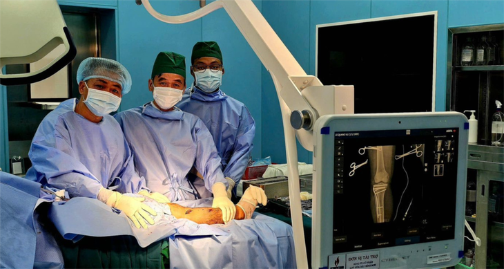 Ê-kíp bác sĩ luân phiên thực hiện nhiệm vụ của TPHCM ở
Côn Đảo cứu sống bệnh nhân chấn thương nặng- Ảnh 1.