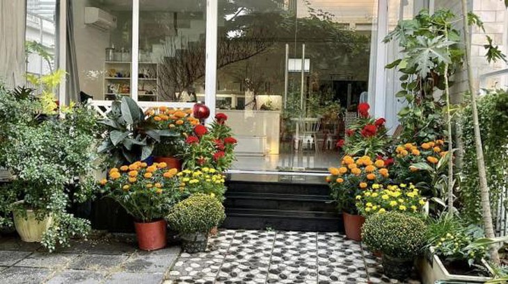 Mẹ Trung úy Quang trong 'Mưa đỏ' ngoài đời có cơ ngơi 4 tầng cực xinh- Ảnh 4. Mẹ Trung úy Quang trong 'Mưa đỏ' ngoài đời có cơ ngơi 4 tầng cực xinh- Ảnh 4.