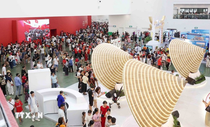 Triển lãm thành tựu đất nước: Giới trẻ thích thú tìm hiểu lịch sử, văn hóa- Ảnh 1.