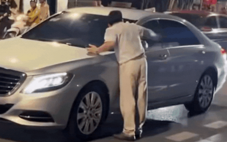 Video người đàn ông nghi say rượu chặn xe biển ngoại giao rồi hành hung người lái