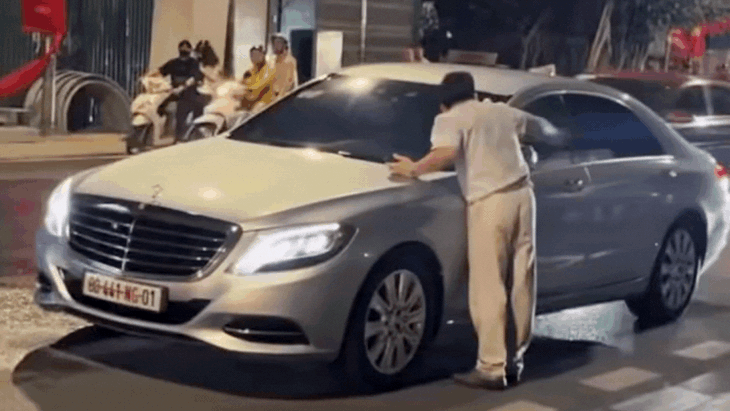 Video người đàn ông nghi say rượu chặn xe biển ngoại giao rồi hành hung người lái- Ảnh 2.