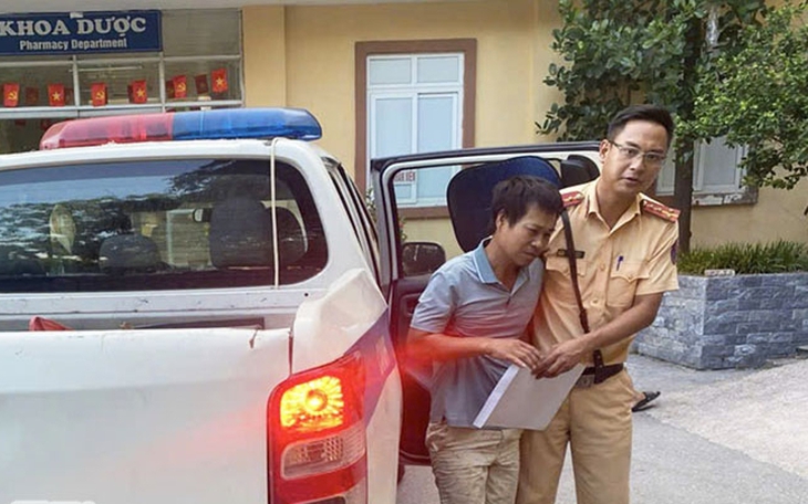 CSGT dùng xe chuyên dụng đưa người đàn ông có biểu hiện bất thường đi bệnh viện cấp cứu