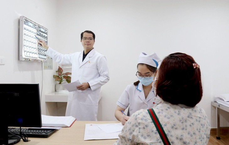Điều trị u tuyến giáp nên mổ hay nên đốt sóng cao tần- Ảnh 1.