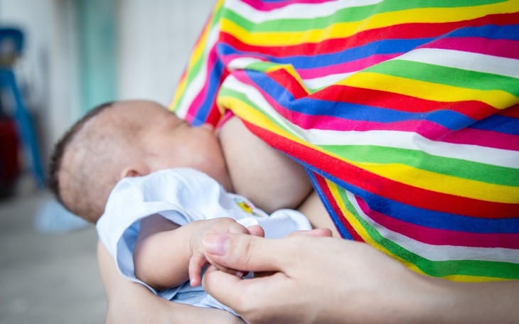 Nuôi con bằng sữa mẹ hoàn toàn trong 6 tháng đầu: Lợi ích vô giá và những ngộ nhận thường gặp - Ảnh 3.