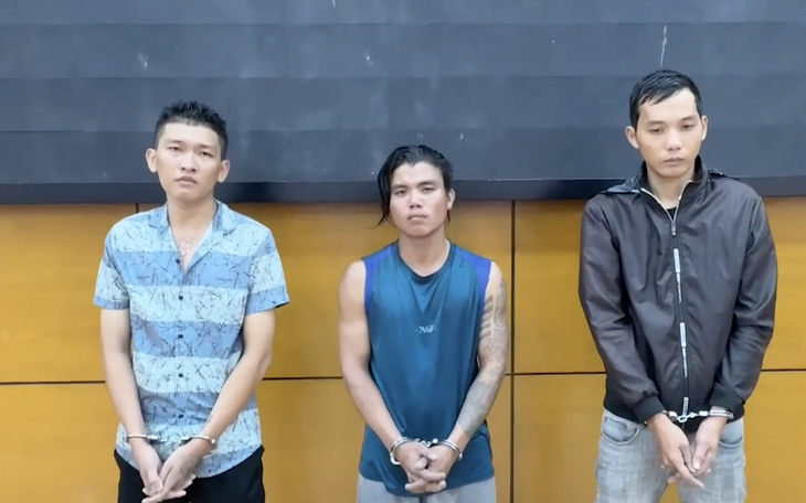 Bắt giữ vợ chồng giả danh cán bộ hình sự đến nhà dân đe dọa- Ảnh 2.