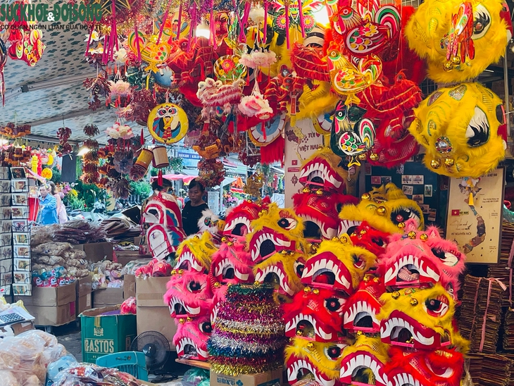 Phố Hàng Mã rực rỡ sắc màu, nhộn nhịp trước thềm Tết Trung thu- Ảnh 5.
