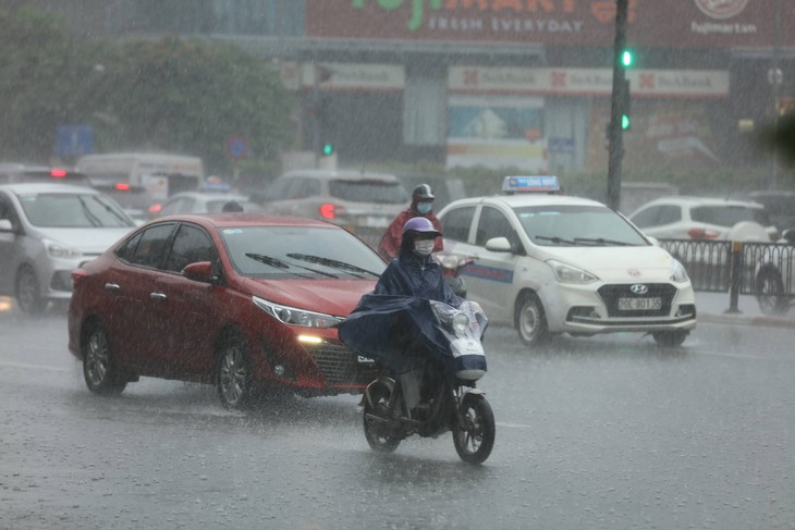 Mưa lớn nhiều nơi khu vực nội thành Hà Nội, đề phòng lốc, sét- Ảnh 2. Mưa lớn nhiều nơi khu vực nội thành Hà Nội, đề phòng lốc, sét- Ảnh 2.