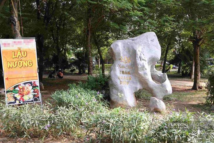 Chủ tịch Hà Nội yêu cầu làm rõ thông tin vườn hoa Trần Quang Diệu hoang tàn, xuống cấp- Ảnh 1.