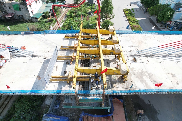 Chiêm ngưỡng hình hài cầu vượt hơn 647 tỷ đồng sau hợp long- Ảnh 2.
