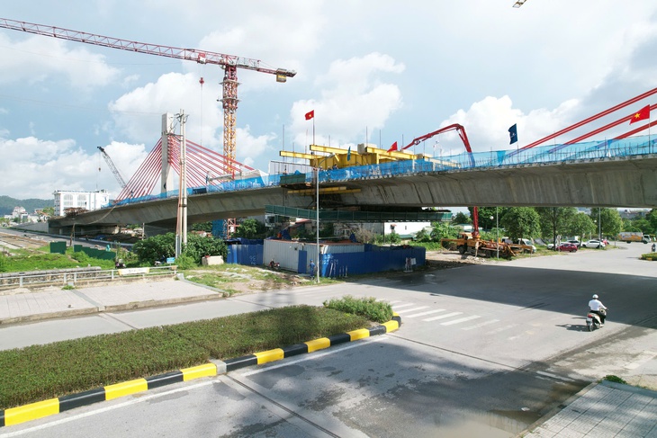 Chiêm ngưỡng hình hài cầu vượt hơn 647 tỷ đồng sau hợp long- Ảnh 1.