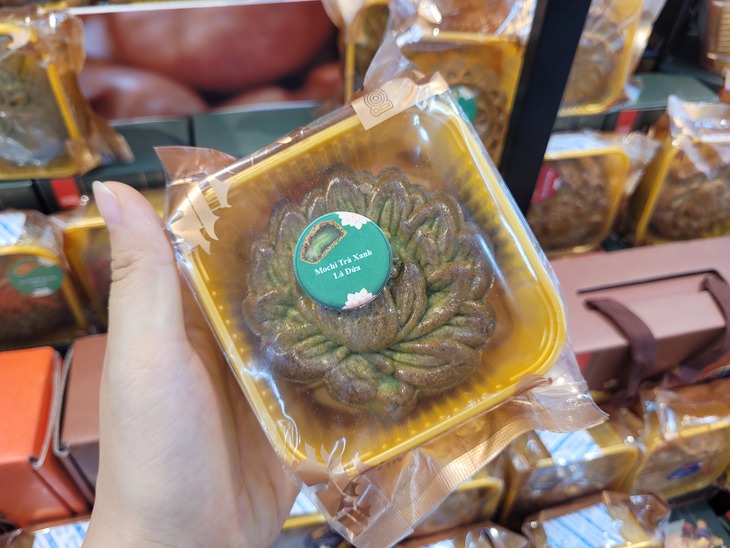 Thị trường bánh trung thu nhộn nhịp với hương vị mới, kích cầu tiêu dùng giới trẻ với giá từ 68.000 đồng/chiếc- Ảnh 2. Thị trường bánh trung thu nhộn nhịp với hương vị mới, kích cầu tiêu dùng giới trẻ với giá từ 68.000 đồng/chiếc- Ảnh 2.