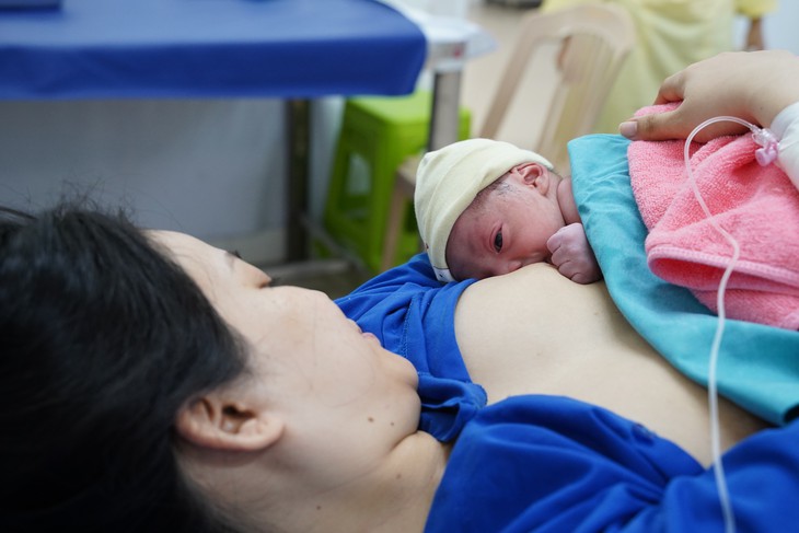 Sữa mẹ – nguồn sống đầu đời và vì sao phải cho con bú ngay sau sinh?- Ảnh 2.
