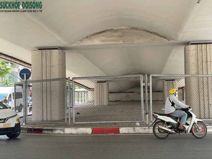 Hiện trạng các bãi gửi xe dưới gầm cầu cạn ở Hà Nội ra sao?- Ảnh 4.