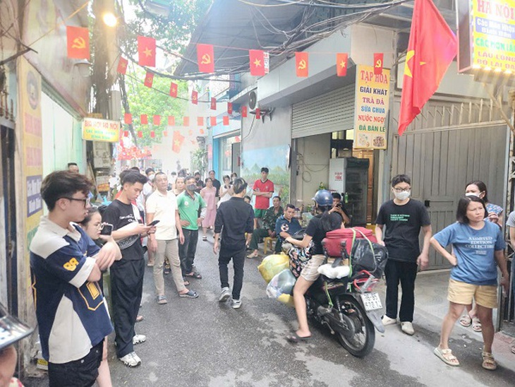 Điều 3 xe cứu hỏa dập tắt đám cháy, cứu cô gái trên tầng thượng ở phố Đình Thôn, Hà Nội - Ảnh 2.