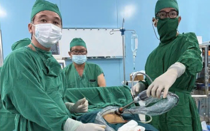 Ê-kíp bác sĩ TPHCM phẫu thuật thành công bướu quái buồng trứng cho bệnh nhân tại Côn Đảo