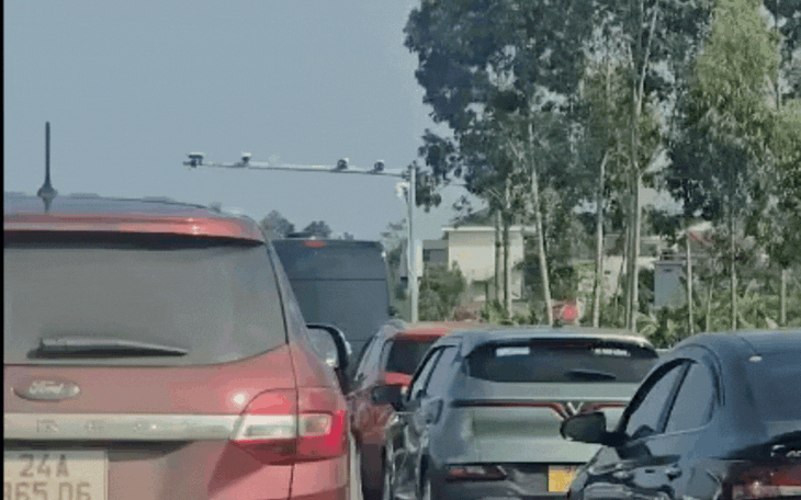 Camera giao thông AI thí điểm tại 1 tuyến phố Hà Nội, nửa ngày phát hiện hơn 1.700 vi phạm- Ảnh 1.