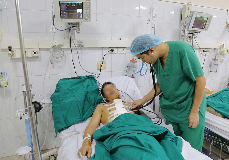 Kích hoạt 'báo động đỏ' giữa đêm, giành giật sự sống cho thanh niên nguy kịch- Ảnh 1. Kích hoạt 'báo động đỏ' giữa đêm, giành giật sự sống cho thanh niên nguy kịch- Ảnh 1.