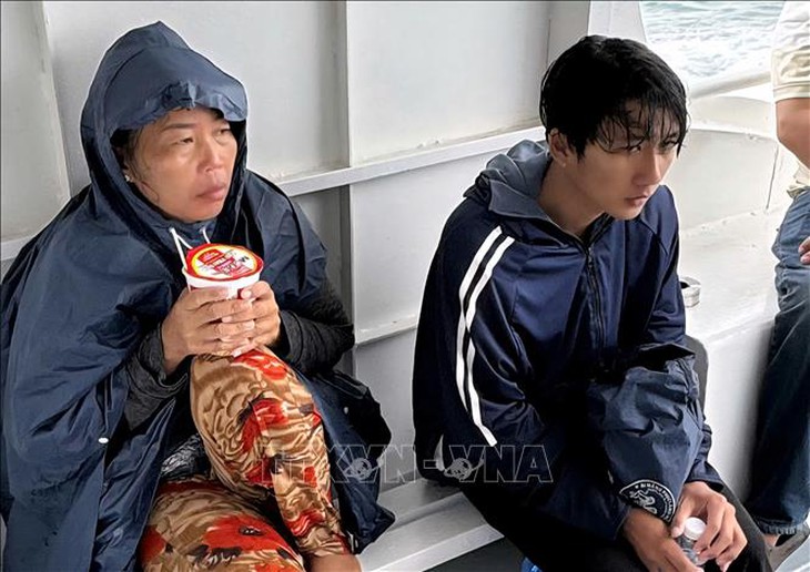 Cứu 4 ngư dân gặp nạn, trôi dạt nhiều giờ trên biển- Ảnh 2. Cứu 4 ngư dân gặp nạn, trôi dạt nhiều giờ trên biển- Ảnh 2.