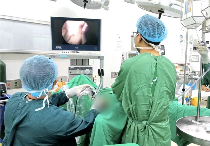 Trì hoãn phẫu thuật, người đàn ông suýt tử vong vì tuyến tiền liệt nặng gần nửa cân- Ảnh 2.