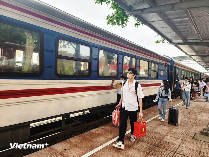 Chạy thử nghiệm tàu hỏa đưa đón cán bộ, viên chức Hải Phòng đi làm- Ảnh 1.