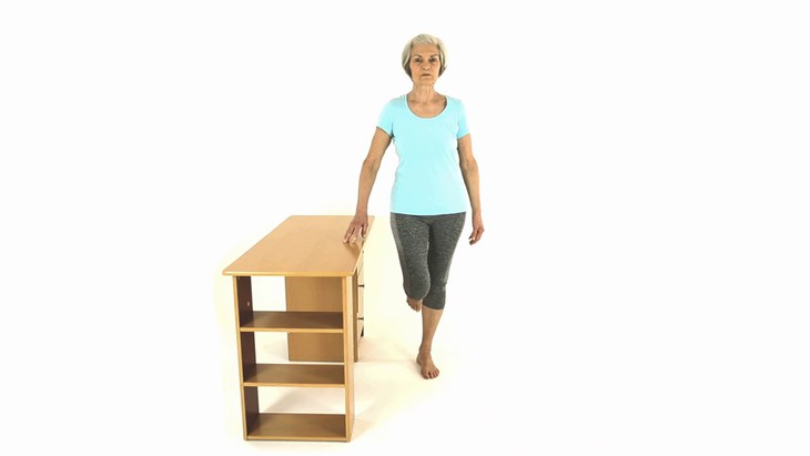 5 bài tập chân đơn giản giúp giảm nguy cơ té ngã- Ảnh 1.