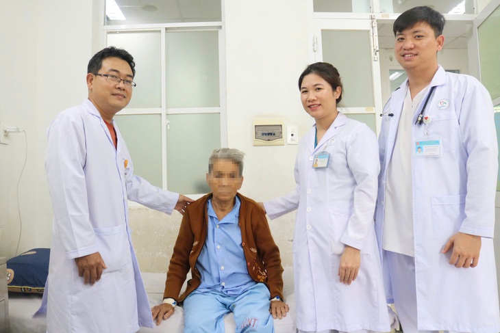 Cứu sống cụ bà vừa vỡ ruột thừa vừa rối loạn nhịp tim- Ảnh 2. Cứu sống cụ bà vừa vỡ ruột thừa vừa rối loạn nhịp tim- Ảnh 2.