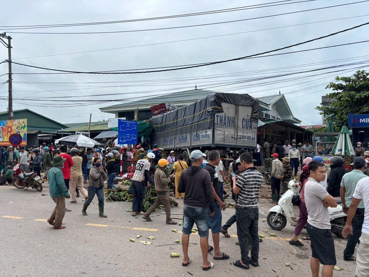 Xe tải lao vào chợ, nhiều người thương vong
- Ảnh 1. Xe tải lao vào chợ, nhiều người thương vong
- Ảnh 1.
