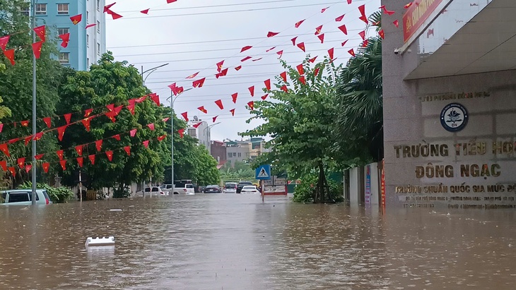 Hà Nội mưa dông, cảnh báo nhiều điểm ngập lụt chiều nay- Ảnh 2.