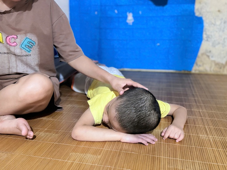 Người mẹ đơn thân 7 năm nuôi con bại não nơi phố thị- Ảnh 2.