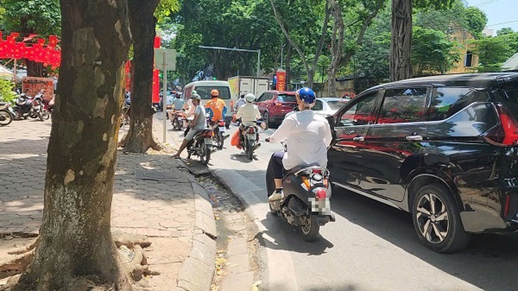 Rãnh thoát nước trên đường Phan Đình Phùng ‘bẫy’ người đi đường?- Ảnh 4.