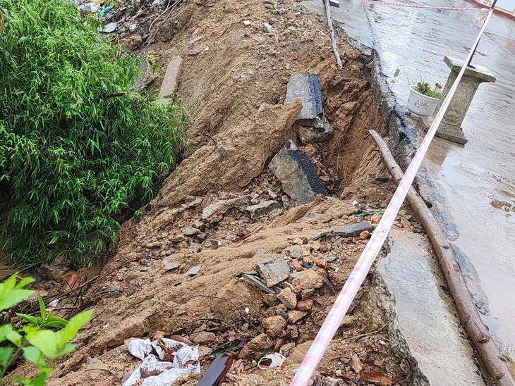 Gần 500 người dân sống ‘thấp thỏm’ cạnh suối bị sạt lở- Ảnh 2.