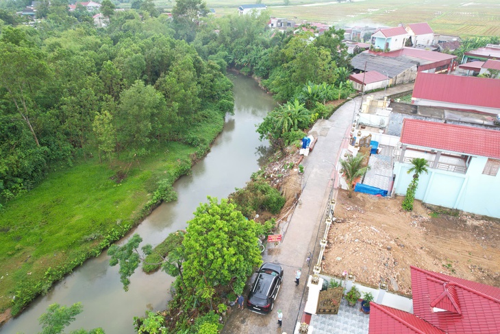 Gần 500 người dân sống ‘thấp thỏm’ cạnh suối bị sạt lở- Ảnh 1.