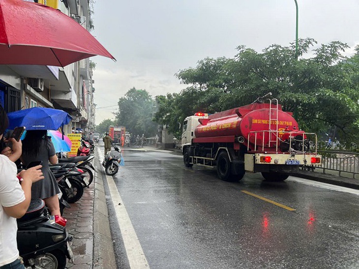 Hà Nội: Cháy cột biến thế trong mưa lớn- Ảnh 1.