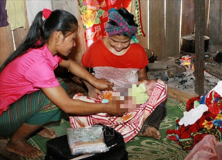 Chung tay hỗ trợ cô đỡ thôn, bản vì sức khỏe bà mẹ và trẻ em miền núi- Ảnh 1.