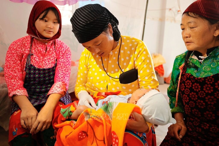 Cô đỡ thôn, bản - nhân tố quan trọng trong chăm sóc sức khỏe bà mẹ và trẻ em vùng cao- Ảnh 1.