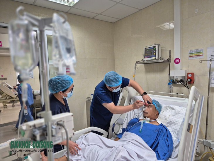 Thứ trưởng Trần Văn Thuấn giúp 'mở đường' cứu người đàn ông gặp nạn trên cầu Nhật Tân thoát 'cửa tử'- Ảnh 1. Thứ trưởng Trần Văn Thuấn giúp 'mở đường' cứu người đàn ông gặp nạn trên cầu Nhật Tân thoát 'cửa tử'- Ảnh 1.