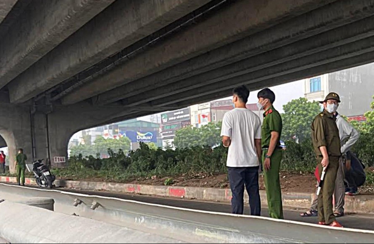 Chiều 18/9, trên đường Nguyễn Xiển (Hà Nội), người dân phát hiện thi thể một người đàn ông trên dải phân cách