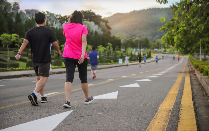 Đi bộ lúc 5-7h sáng và 15-17h chiều: Khung giờ nào giúp tăng cơ, giờ nào tốt cho tim mạch?