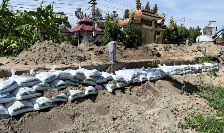 Gia cố khẩn cấp, ngăn sạt lở uy hiếp đường liên xã và nhà dân- Ảnh 2.