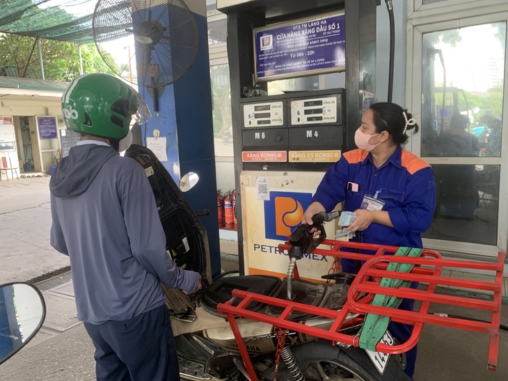 Giá xăng bật tăng trở lại, RON95 20.608 đồng/lít- Ảnh 1. giá xăng
