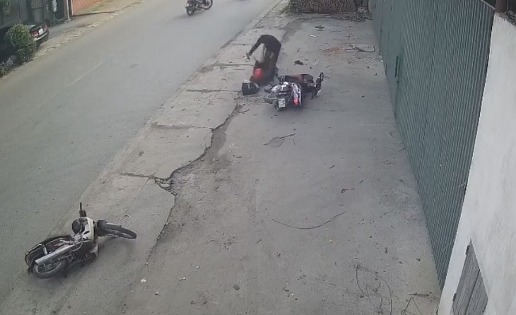 Phát hiện bạn gái đi cùng người khác, gã đàn ông cầm dao truy sát tình địch- Ảnh 1.
