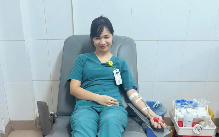 Nhân viên y tế hiến máu khẩn cấp cứu nạn nhân người Lào vụ xe tải lao vào chợ