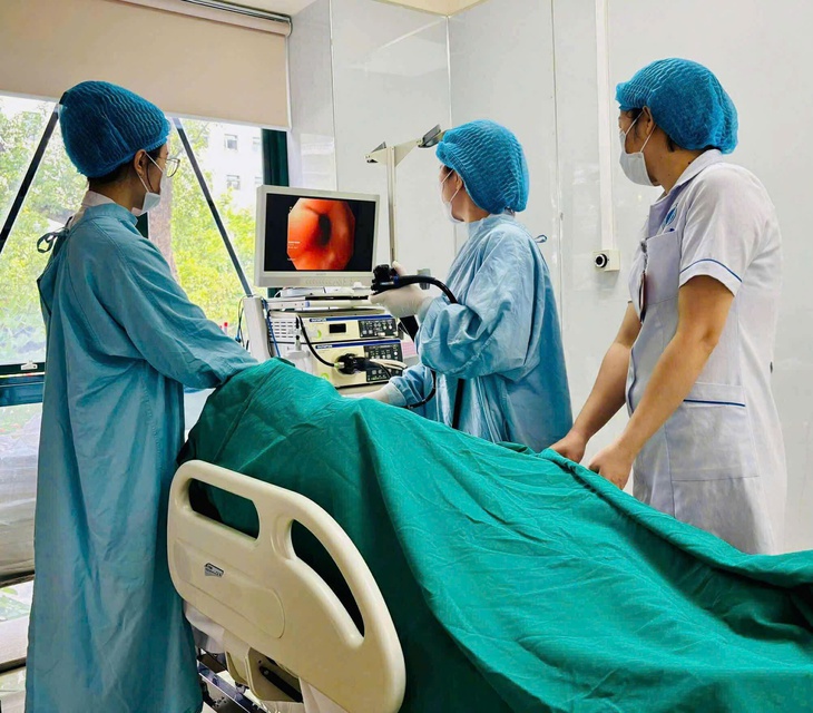 Cô gái 29 tuổi nhập viện cấp cứu vì loét tá tràng chảy máu: Bác sĩ cảnh báo 2 thói quen tai hại- Ảnh 1.