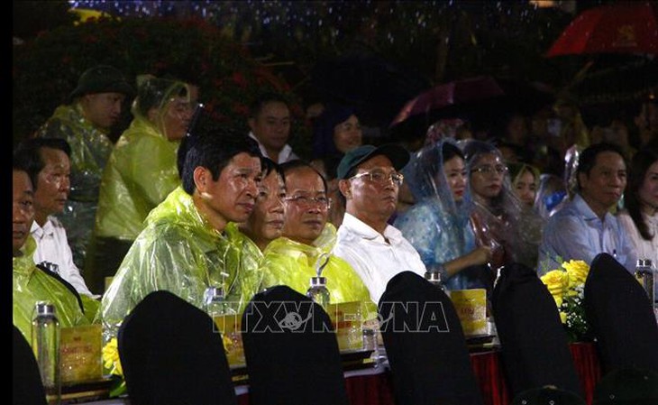 Sâu lắng chương trình 'Lời tri ân - Dòng sông hoa lửa'- Ảnh 1. Sâu lắng chương trình 'Lời tri ân - Dòng sông hoa lửa'- Ảnh 1.