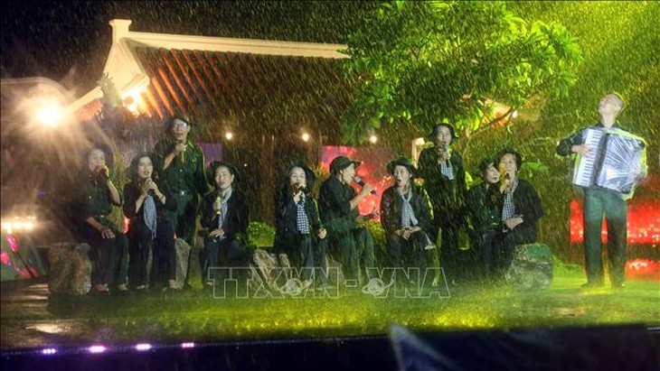 Sâu lắng chương trình 'Lời tri ân - Dòng sông hoa lửa'- Ảnh 3. Sâu lắng chương trình 'Lời tri ân - Dòng sông hoa lửa'- Ảnh 3.