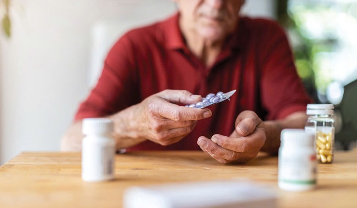 Người nhiễm HIV uống thuốc ARV cùng thuốc điều trị bệnh mạn tính: Làm sao để không xung đột?- Ảnh 1.