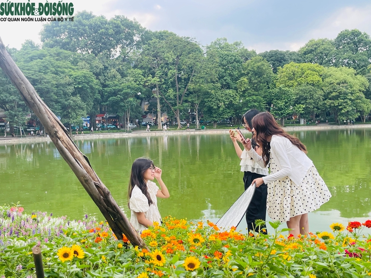 Giới trẻ đổ về Hồ Gươm chụp ảnh, lưu giữ khoảnh khắc mùa thu Hà Nội- Ảnh 3.
