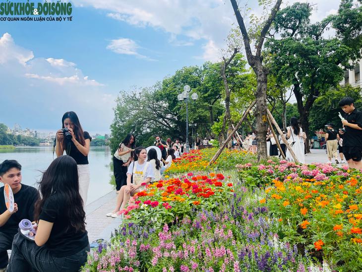 Giới trẻ đổ về Hồ Gươm chụp ảnh, lưu giữ khoảnh khắc mùa thu Hà Nội- Ảnh 5.