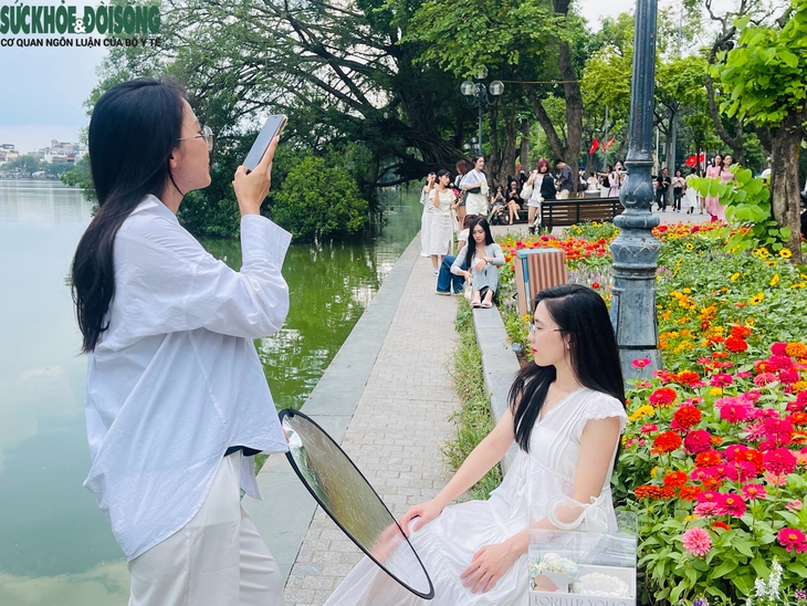 Giới trẻ đổ về Hồ Gươm chụp ảnh, lưu giữ khoảnh khắc mùa thu Hà Nội- Ảnh 6.